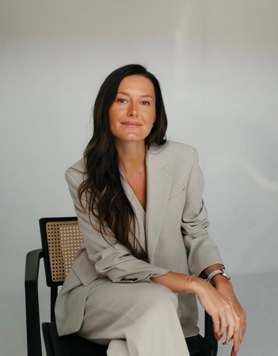 Ilona, fundadora de Iskra, sentada en una silla de rejilla